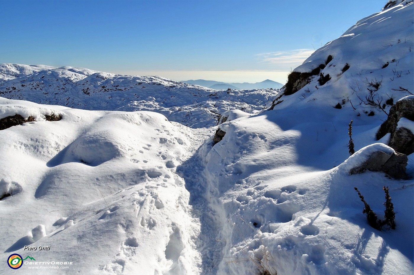 66 In discesa dalla Bocchetta di Cima Grem verso il Bivacco Mistri.JPG -                                